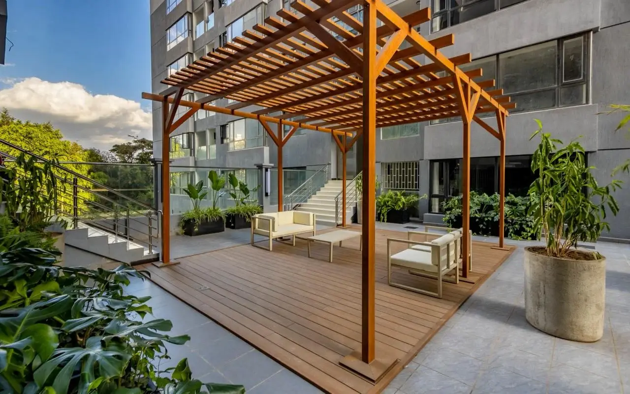 Landscaped outdoor seating in the apartment building